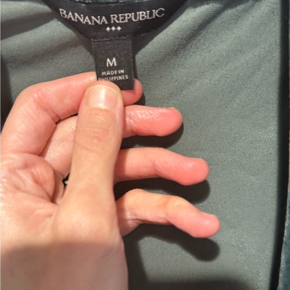 Elegant and lovely EUC Banana Republicblic low cut top - Picture 3 of 5